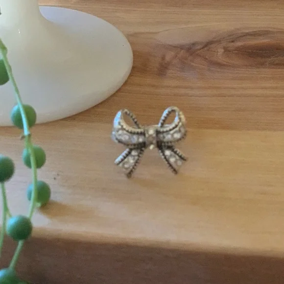 AVON | Rhinestone Silver Metal Bow Ring - Picture 2 of 4